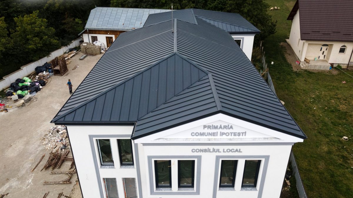 Acoperiș din tabla fălțuită RetroPanel la Primăria din Ipotești Suceava