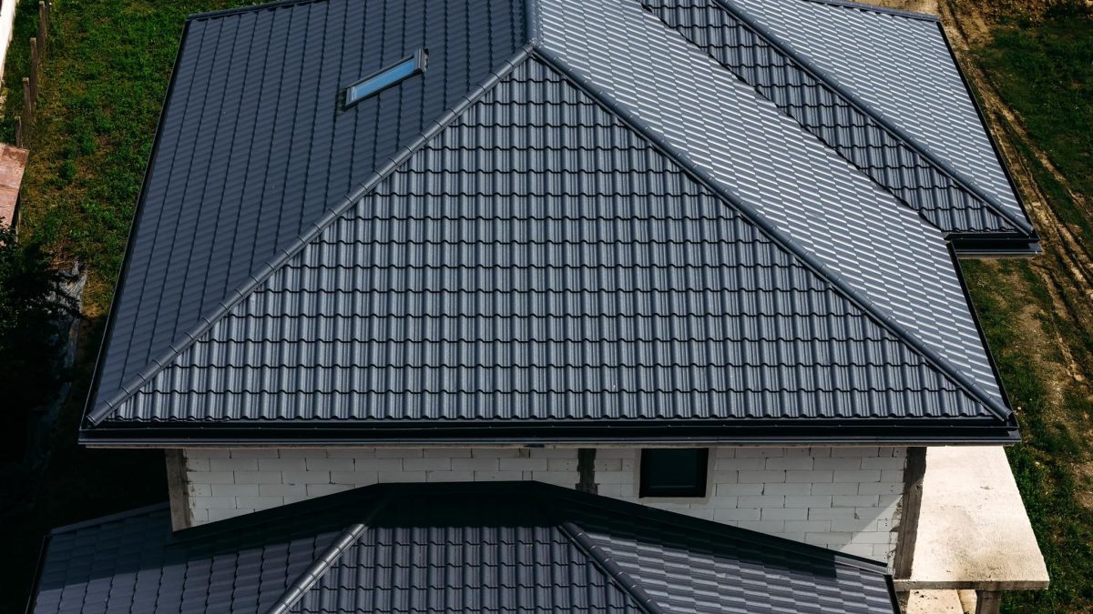 Acoperiș elegant cu țigla metalică ENIGMA