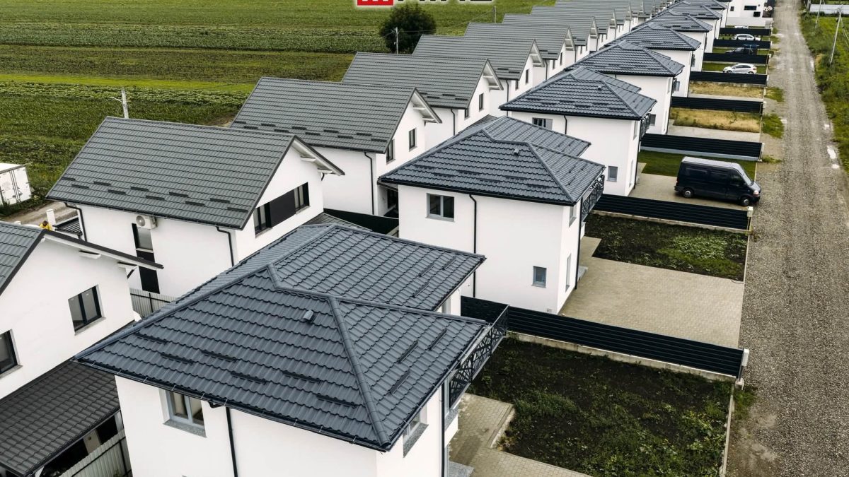 Acoperişuri metalice GERMANIA SIMETRIC pentru ansamblu rezidenţial Suceava